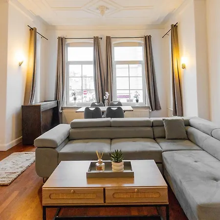 Schiefe Monteurwohnung Oldenburg, Zentral, Viel Platz Und Komfort * Oldenburg