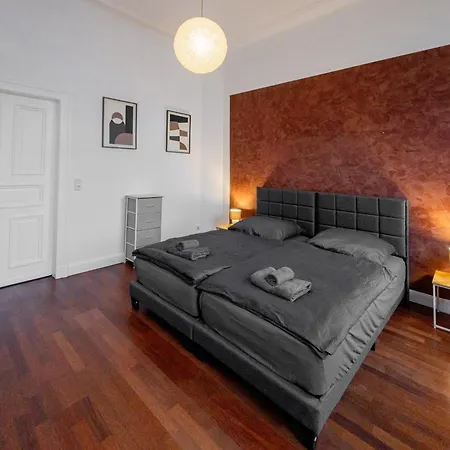 Schiefe Monteurwohnung Oldenburg, Zentral, Viel Platz Und Komfort Appartement *
