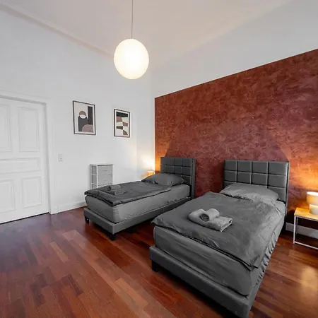 Schiefe Monteurwohnung Oldenburg, Zentral, Viel Platz Und Komfort