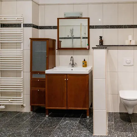 Schiefe Monteurwohnung Oldenburg, Zentral, Viel Platz Und Komfort *