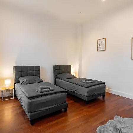 Schiefe Monteurwohnung Oldenburg, Zentral, Viel Platz Und Komfort *