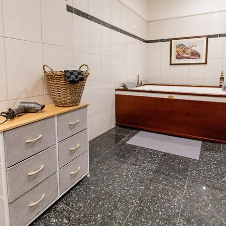 Schiefe Monteurwohnung Oldenburg, Zentral, Viel Platz Und Komfort *